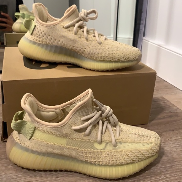 Yeezy Boost 350 V2 - Picture 2 of 6
